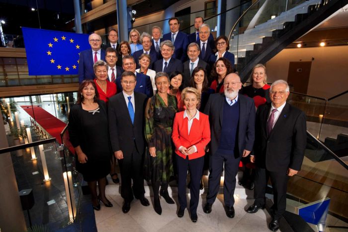 Group photo of the Commission of Ursula von der Leyen #vdLcommission