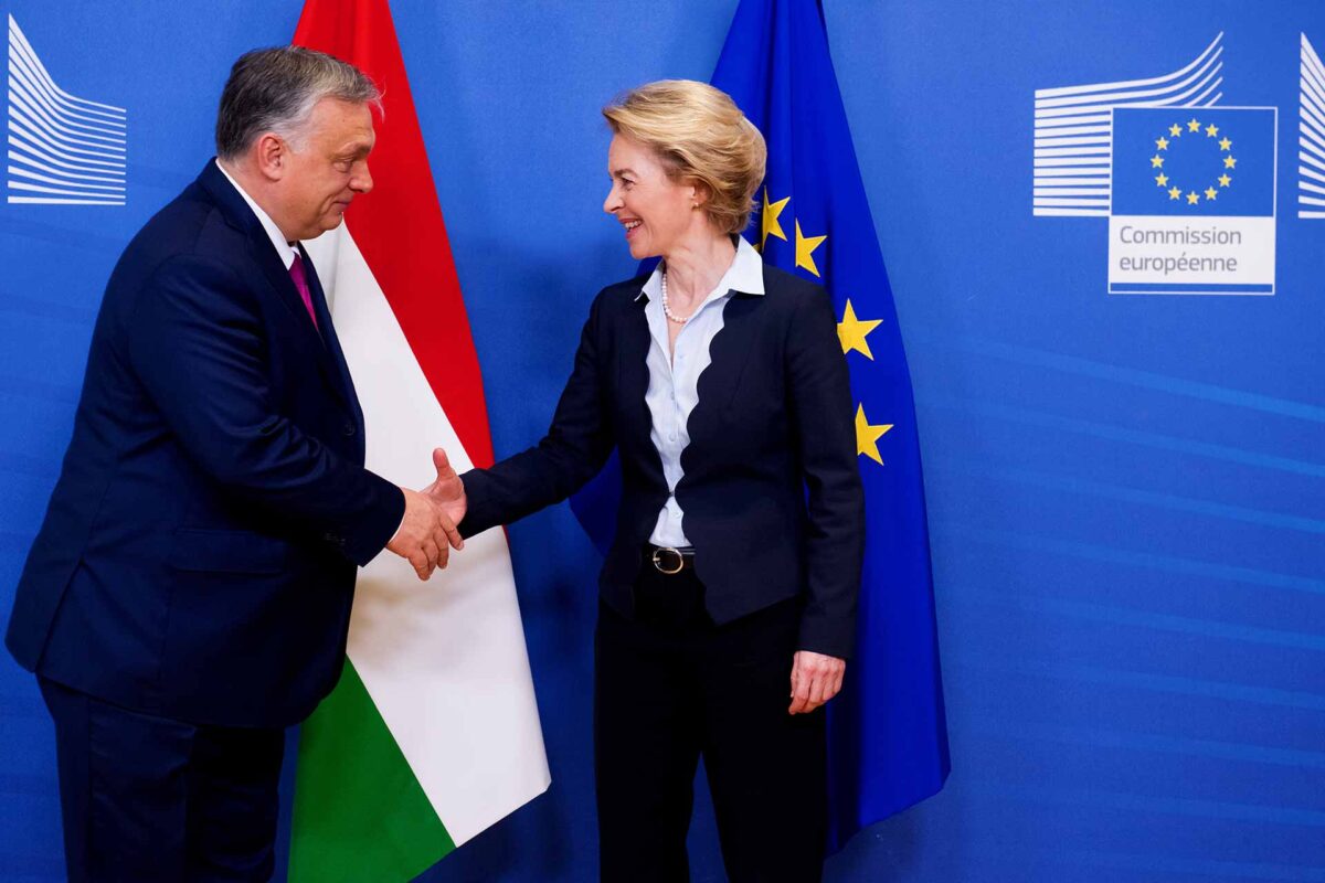 Handshake between Viktor Orbán, on the left, and Ursula von der Leyen