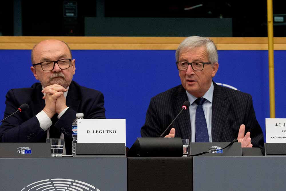 Ryszard Antoni Legutko, on the left, and Jean-Claude Juncker