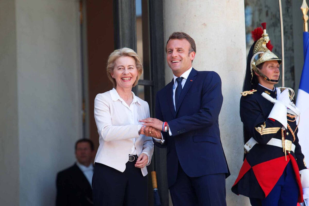 Greeting between Emmanuel Macron, on the right, and Ursula von der Leyen