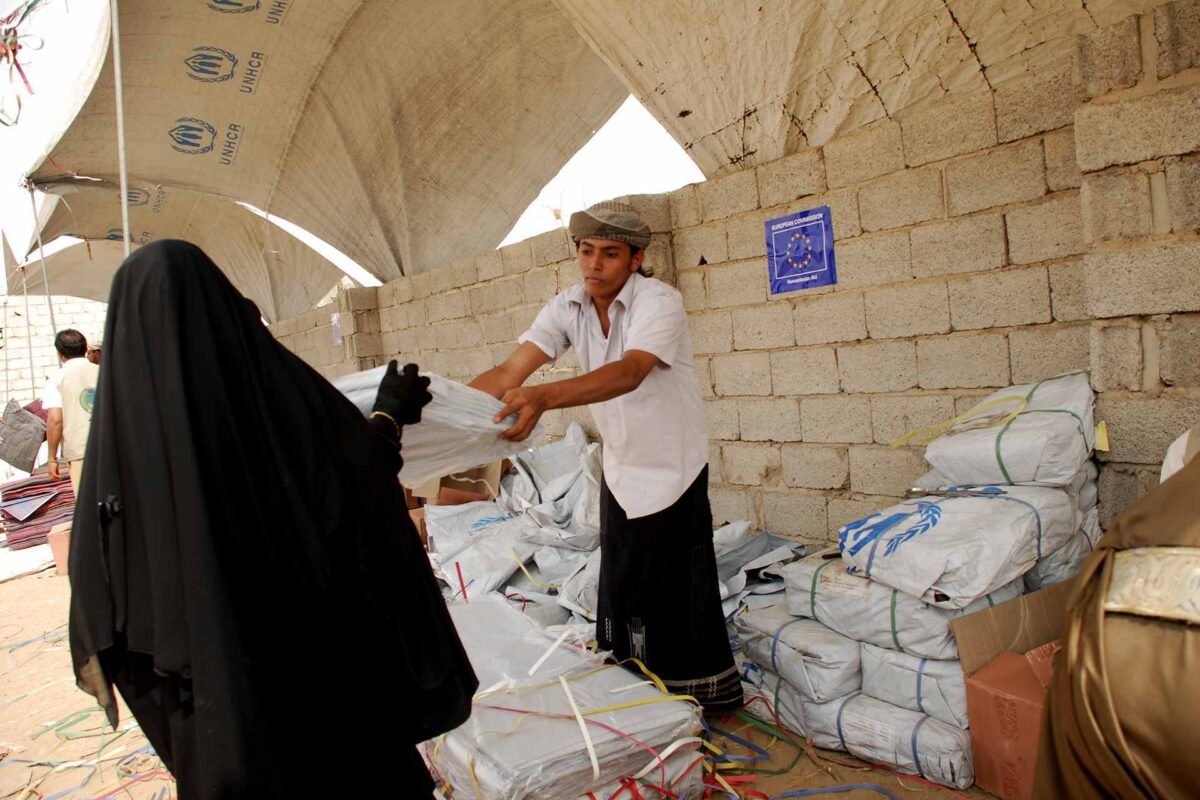 Refugee receives blankets in Yemen